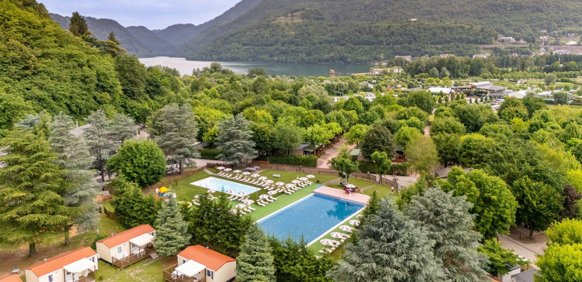 background image Una piscina tra le montagne