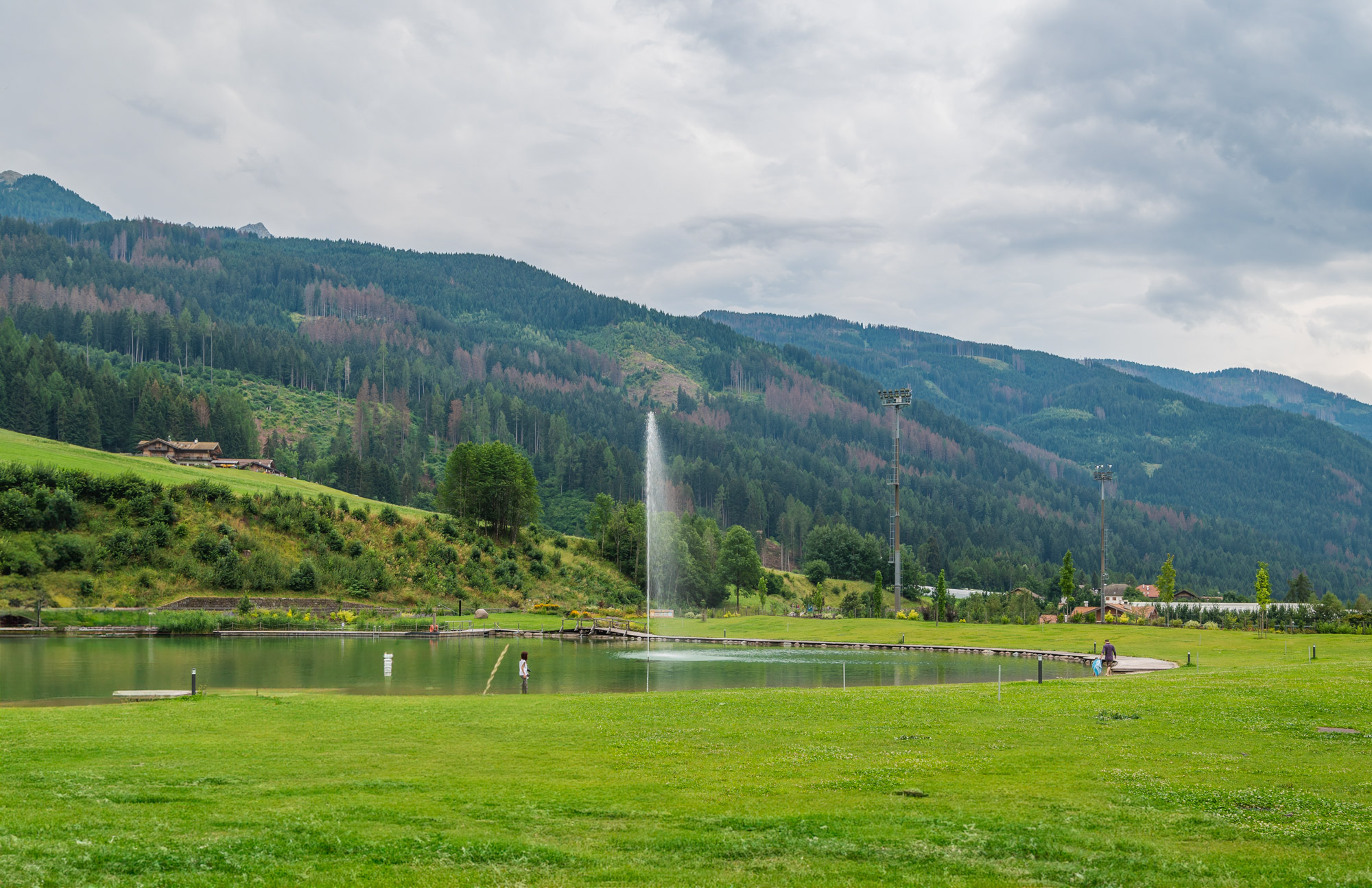 Picknick und Sprünge in den Bio-Badesee in Predazzo