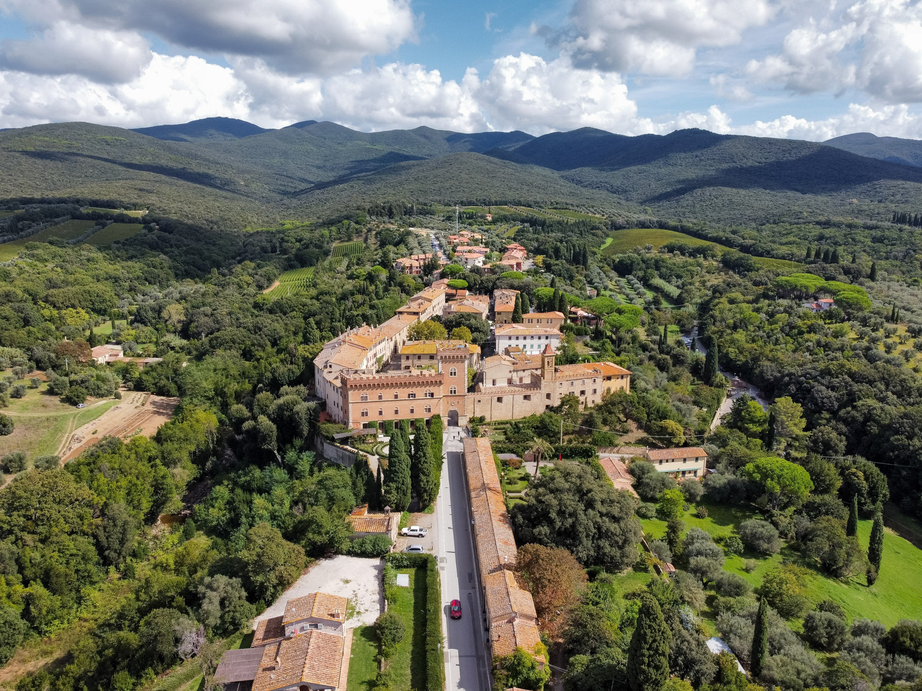 Bolgheri: Wein und Poesie entlang der Zypressenallee