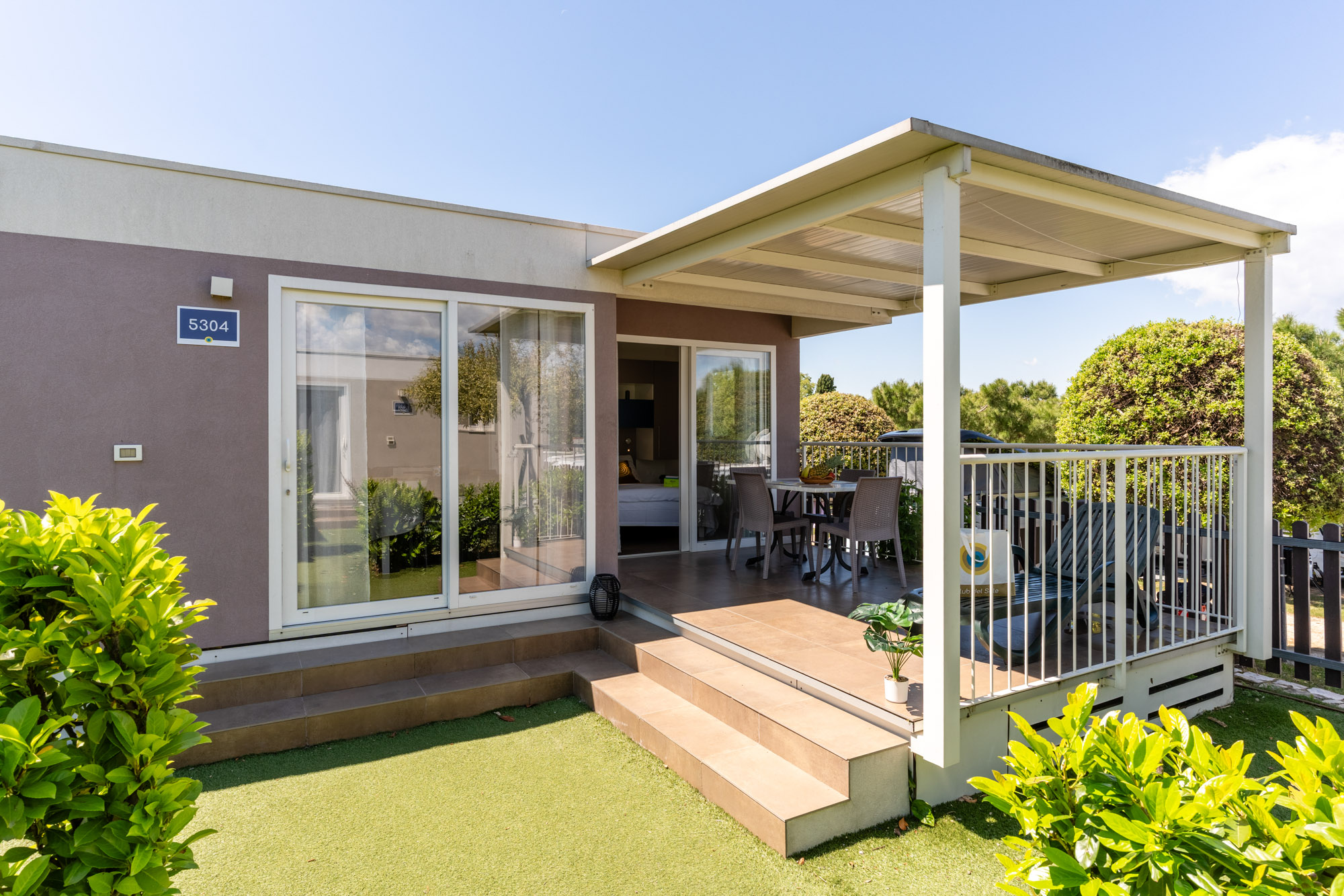 A comfy stay, just a stone's throw from the <span class='gold'>lake</span>