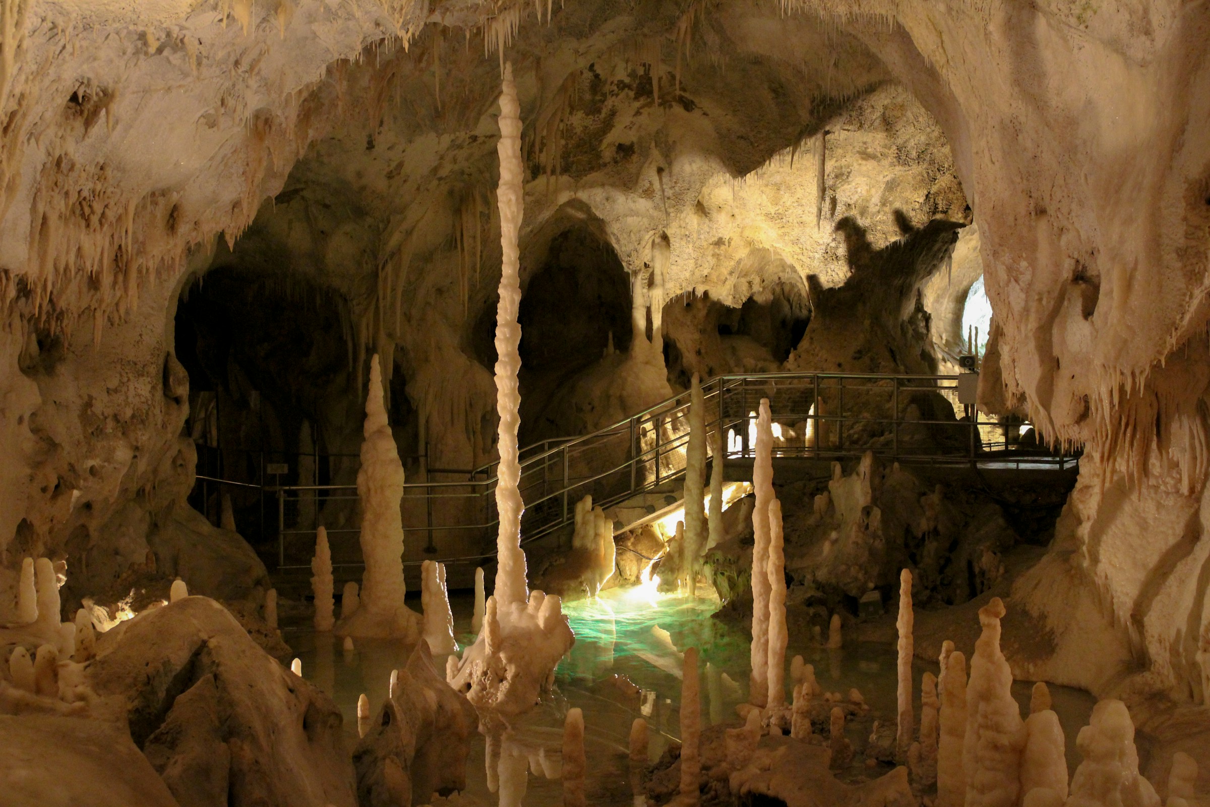 Eine Tour zu den Grotten von Frasassi
