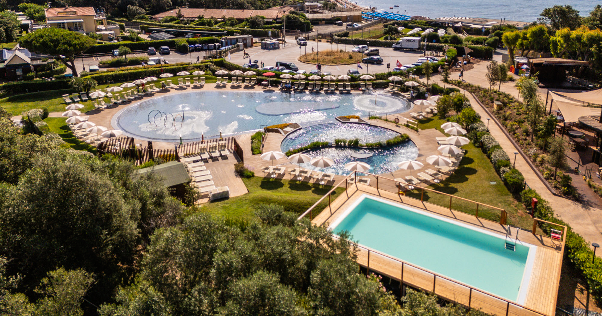 background image Un camping village sur la mer avec lagune park