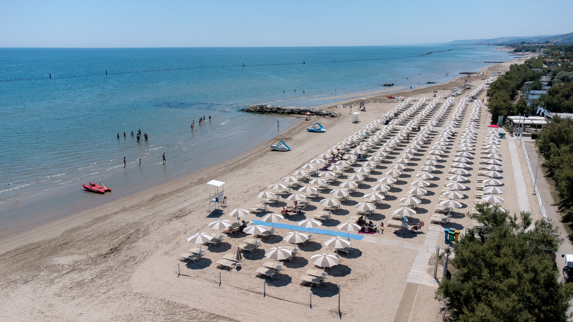 background image Camping village avec plage priv&eacute;e