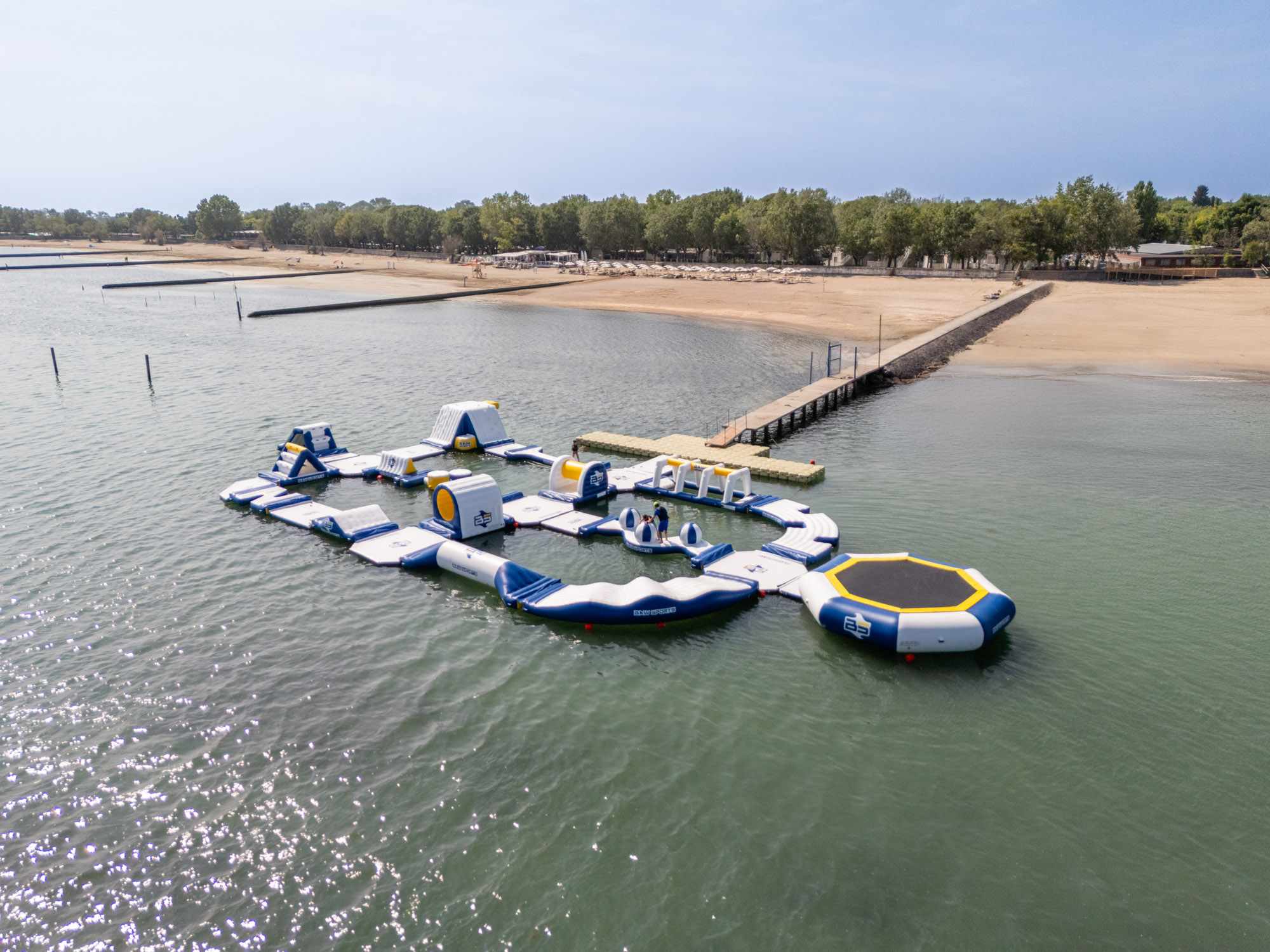 <span class='gold'>Nouveau en 2025!</span> Un nouveau parc aquatique flottant!